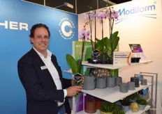 Kees van Beek van Modiform met Greenovation Award genomineerde Clamshelf en award winnende hexagonale pot van Hazeu Orchids